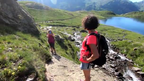 Randonneuses Prenant Une Photo Près Cascade Ayous Pyrénées Françaises — Video