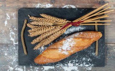 Bir baget ya da Fransız ekmeği ve biraz buğday kulağı.