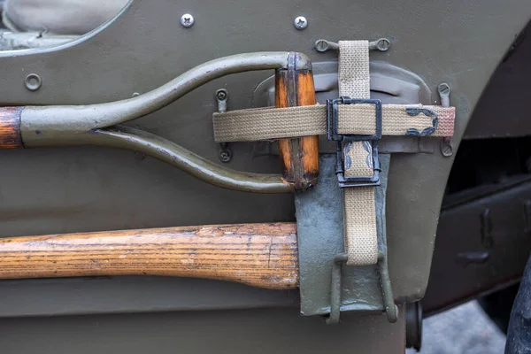 Detail Různých Pracovních Nástrojů Boku Vojenského Vozidla Lopata Sekyra — Stock fotografie