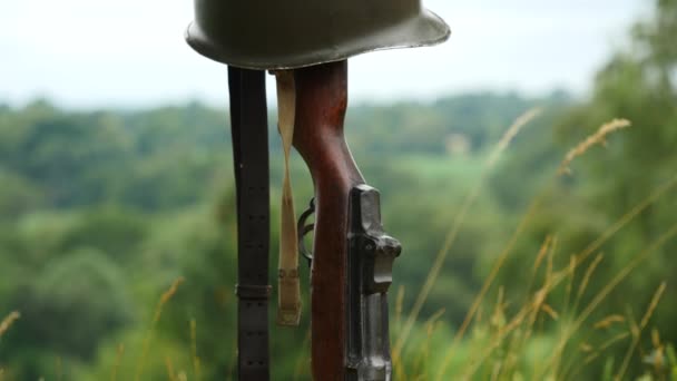 Gedenkkreuz Schlachtfeld Symbol Eines Gefallenen Soldaten Gewehr Mit Helm — Stockvideo