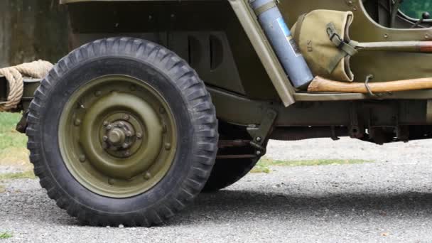 Dettaglio Diversi Strumenti Lavoro Sul Lato Del Veicolo Militare Pala — Video Stock