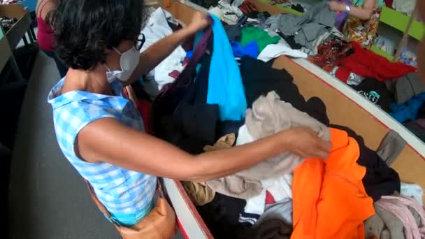Hırsızlık Mağazasında Giysileri Karıştıran Kadın — Stok video