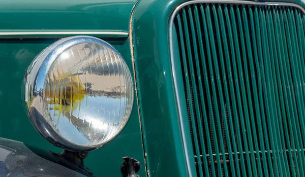 Primer Plano Del Faro Del Coche Época — Foto de Stock