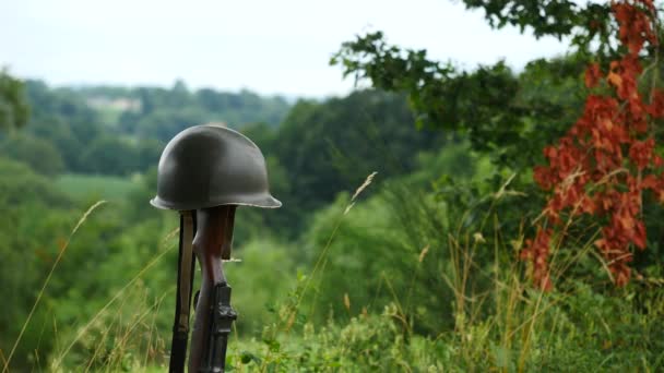 纪念战场交叉 一个阵亡美国士兵的象征 带有头盔的M1步枪 — 图库视频影像