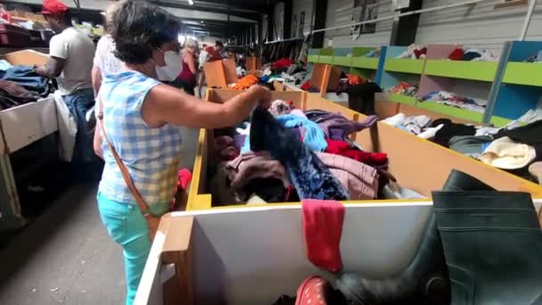 Donna Che Naviga Attraverso Vestiti Thrift Store — Video Stock