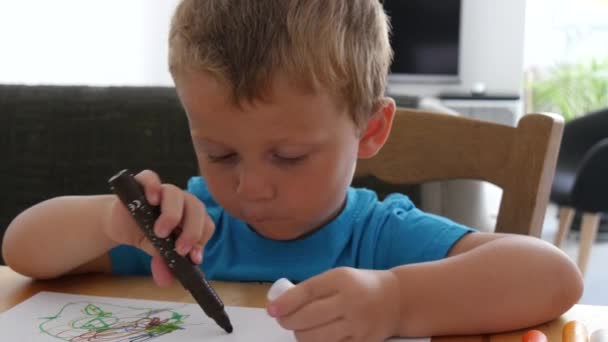 Kleiner Süßer Junge Zeichnet Buntstifte Auf Ein Blatt Papier — Stockvideo