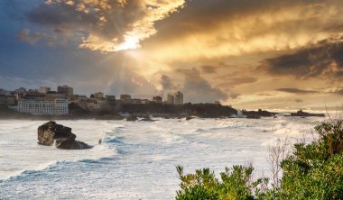 Biarritz, Fransa 'da büyük dalgaları olan bir okyanus fırtınası.