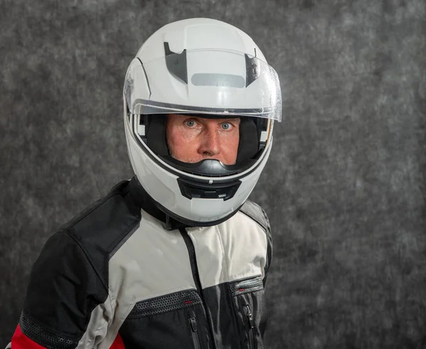Retrato Motociclista Sênior Com Capacete — Fotografia de Stock