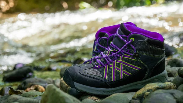 Una Mujer Senderismo Zapatos Excursionista Una Roca —  Fotos de Stock