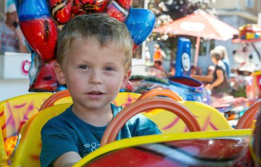 Atlıkarıncadaki küçük bir çocuğun portresi.