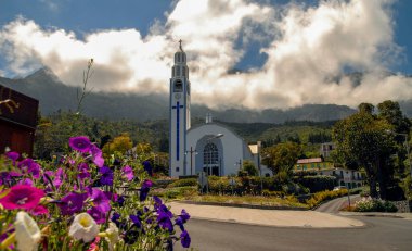 Dağlardaki kilise manzarası, Cilaos, Reunion Adası 