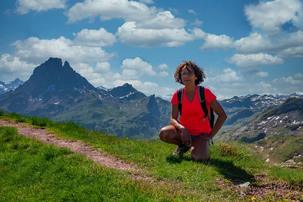 Une Randonneuse Avec Pic Midi Ossau Dans Les Pyrénées Françaises — Photo