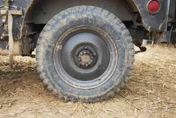 Gros Plan Une Roue Véhicule Militaire — Photo