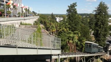 Fransa 'nın Pau şehrinde raylar üzerinde seyahat eden funicular.