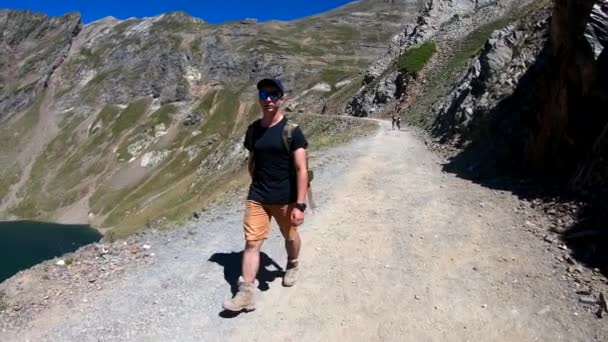 Randonneur Sur Sentier Dans Les Pyrénées — Video