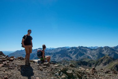 Fransız Pirenesi dağlarında genç bir çift yürüyüş yapıyor.