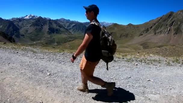 在比利牛斯山脉小径上徒步旅行的人 — 图库视频影像