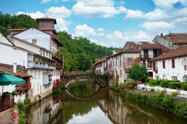 Fransız Pirenesi 'ndeki Saint Jean Pied De Port şehri manzarası