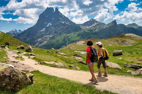 フランスのピレネー山脈のPic Midi Ossauを通る2人のハイカー女性 — ストック写真