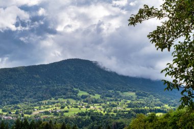 Fransız Alpleri 'nde Bauges' ların bir panoraması.