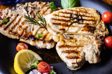 sıcak biftek sebze ile çanak yemeye hazır