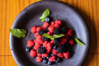 Taze ve sağlıklı ahududu yemek için hazır.