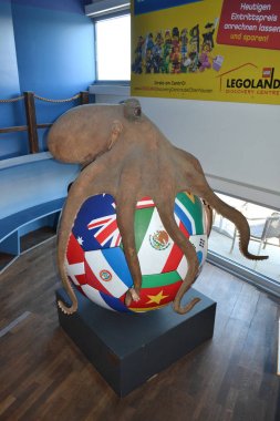 Almanya, Oberhausen-07 Ağustos 2018: Heykel Ahtapot-Oracle Paul.Sea Life Centres