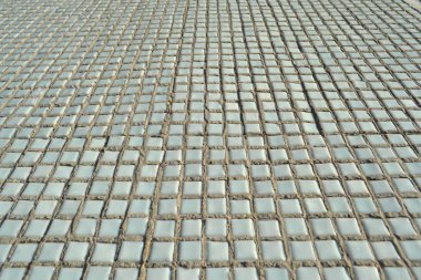 Duvar panel evi, küçük mozaik karolarla kaplı