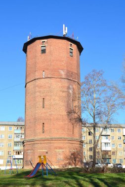 Rusya-Topki Mayıs 2019: Su kulesi, beş katlı panel ev, oyun alanı şehir Topki, Kemerovo bölgesi. Kentsel peyzaj