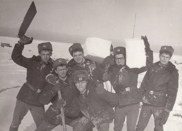 Harvesting Snow Replenish Water Household Needs Soldiers Platoon Transmitting Radio — Stock Photo, Image