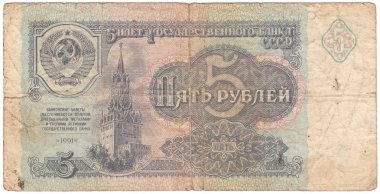 Sovyet banknotunun ön yüzü 5 ruble. SSCB arması, Moskova Kremlin'in Spasskaya kulesi. Eski para beyaz arka plan üzerinde izole