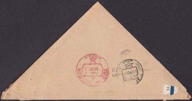 SSCB - Yaklaşık 1943: Asker üçgeni, önden bir mektup. Eski posta zarfı. Postmark Yoshkar-Ola ve askeri sansür tarafından izlendi