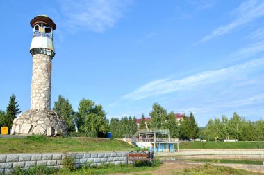 Rusya-Tataristan 2014: Leninogorsk Parkı'ndaki göletin kıyısında bir deniz feneri heykeli. Kentsel peyzaj