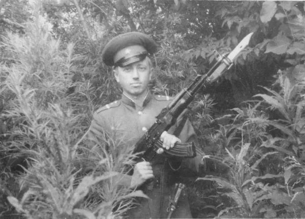 Caporal Soldat Soviétique Avec Fusil Kalachnikov Sur Fond Buissons Photographie — Photo