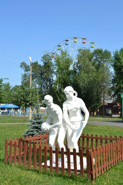 Russia Kemerovo 2015 Park Miracles Plaster Boy Girl Playing Ball — Stock Photo, Image