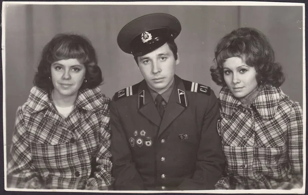 Ссср Circa 1970 Старая Черно Белая Фотография Показывает Двух Молодых — стоковое фото