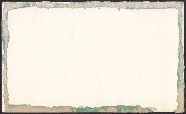 接着剤の痕跡を持つ古い写真の逆側 緑の紙の残骸からのパノラマの装飾フレーム — ストック写真