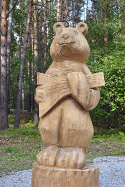 RUSSIA-TOPKI, 7 Eylül 2019 Tahta Park heykeli. Balalayka çalan bir ayı.