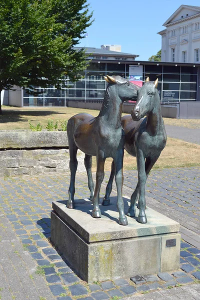 Γερμανια Detmold Ιουλίου 2018 Χάλκινο Γλυπτό Από Δύο Νεαρά Άλογα — Φωτογραφία Αρχείου