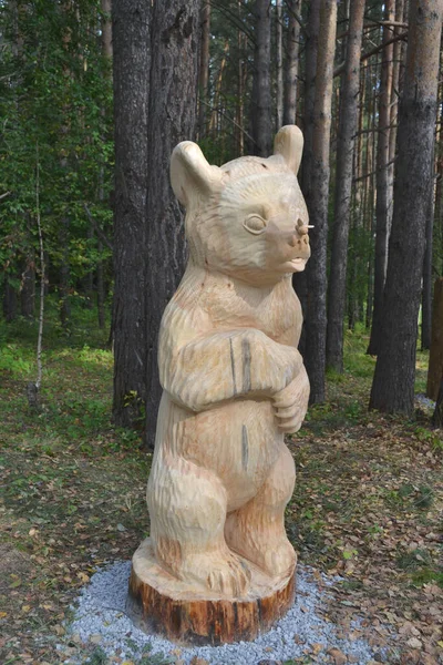 Russia Topki 2019 Rzeźba Drewnianym Parku Pszczoła Usiadła Nosie Niedźwiedzia — Zdjęcie stockowe