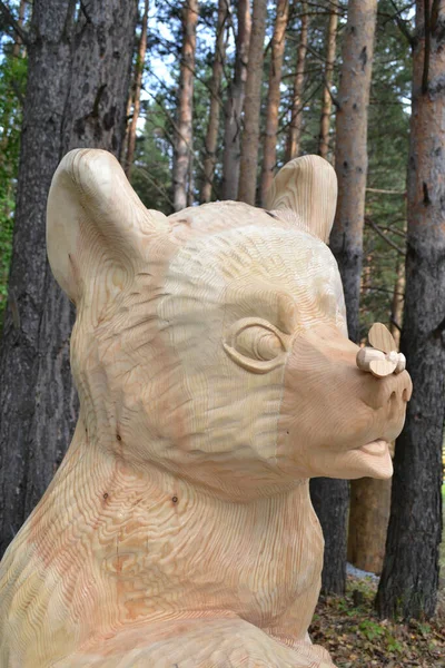 Russia Topki 2019 Escultura Parque Madeira Abelha Sentou Nariz Urso — Fotografia de Stock