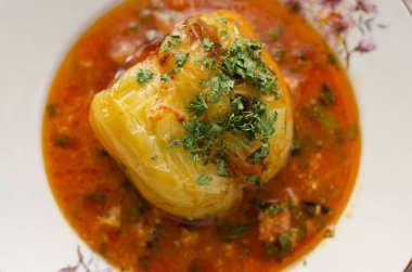 Akşam yemeği için yapılan dolma biber yemekleri