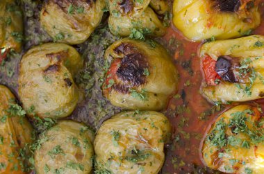 Akşam yemeği için yapılan dolma biber yemekleri