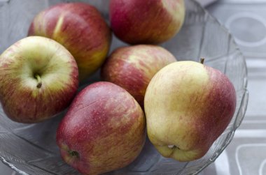 Elma masanın üzerine bir cam plaka