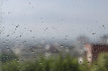 Pencere camına yağmur damlaları