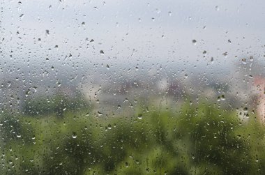 Pencere camına yağmur damlaları