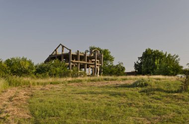Şehir Ruse yakınında eski harap bina