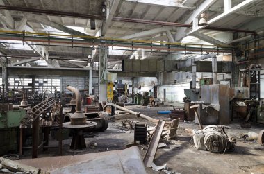 Terk edilmiş fabrika veya ambar, büyük ürpertici ve boş endüstriyel daralma kalıntıları