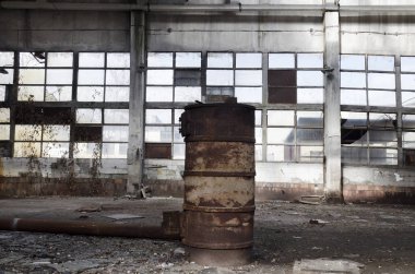 Terk edilmiş fabrika veya ambar, büyük ürpertici ve boş endüstriyel daralma kalıntıları