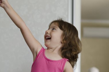 Küçük melek güzellik, Odaya oynarken